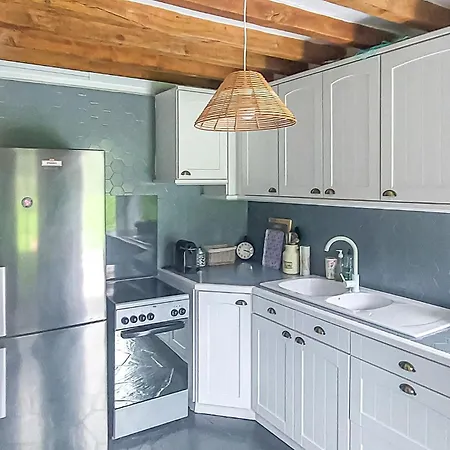 4 Bedroom Cozy In Epaignes